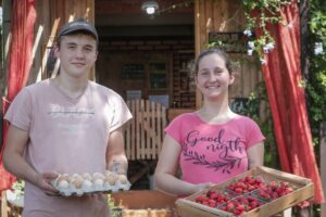 Clara y Manuel exiben los productos de su emprendiiento agroecológico
